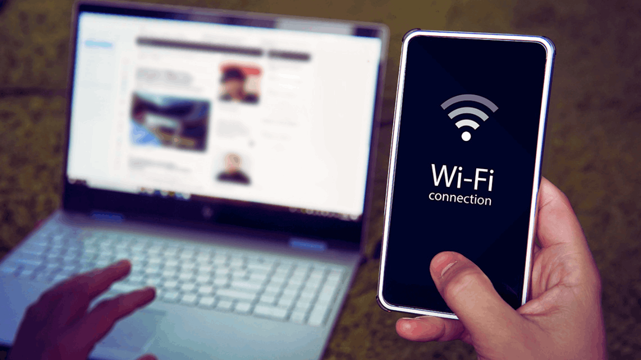 Pessoa usando Wi-Fi gratuito na praça