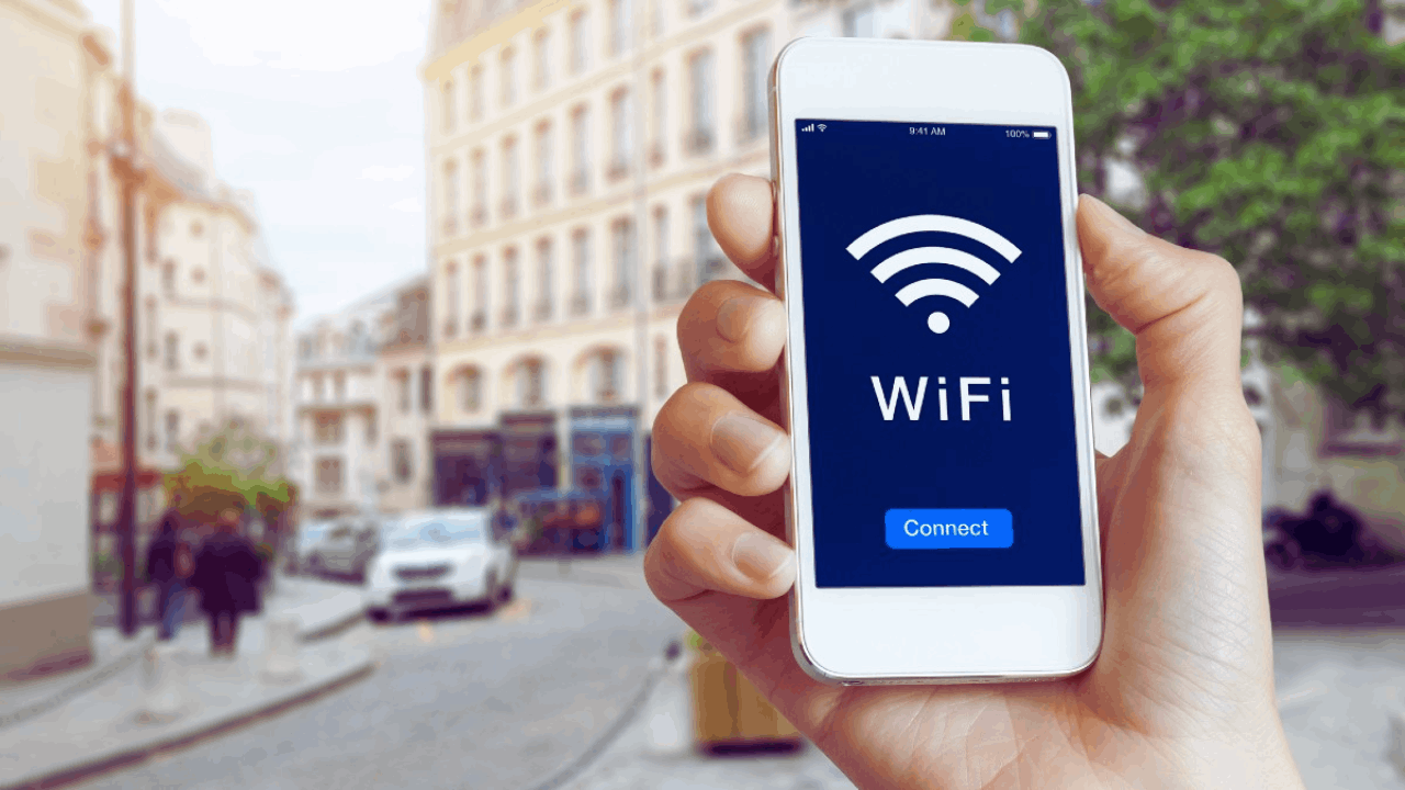 Pessoa usando notebook em Wi-Fi público